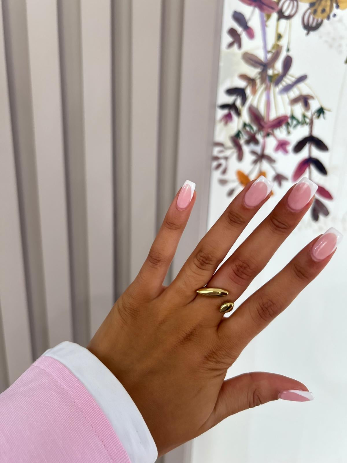 Bague Sano en acier inoxydable dorée à anneaux croisés portée à la main - Ordiajade