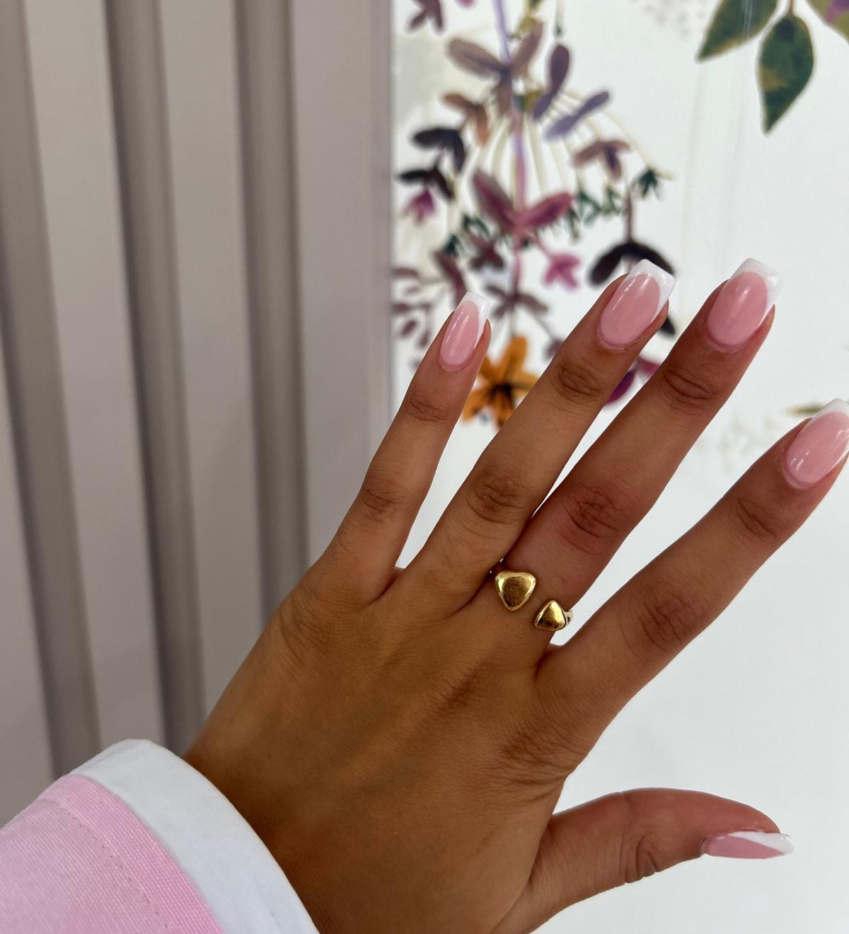 Bague Somi en acier inoxydable dorée à double élément bombé portée à la main - Ordiajade