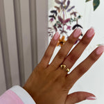 Bague Somi en acier inoxydable dorée à double élément bombé portée à la main - Ordiajade