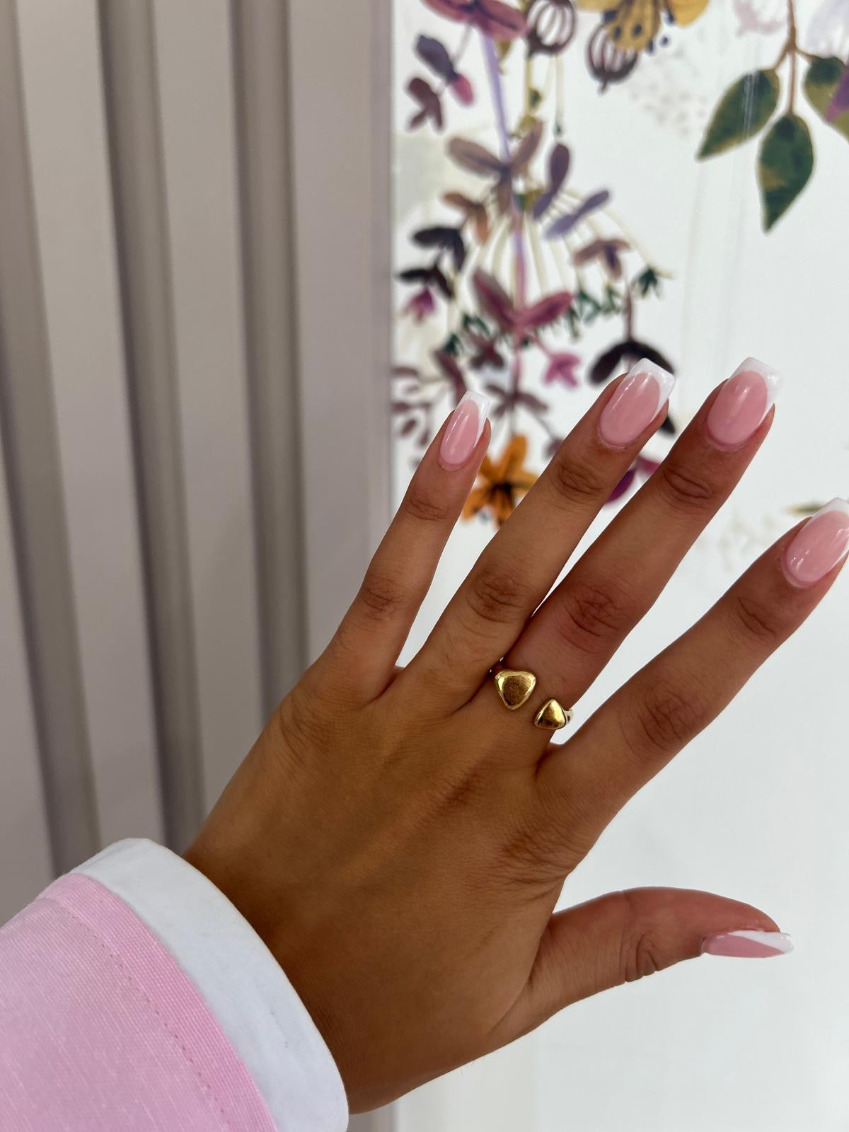 Bague Somi en acier inoxydable dorée à double élément bombé portée à la main - Ordiajade