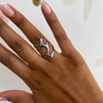 Bague ajustable Surréaliste argentée en acier inoxydable portée à la main - Ordiajade