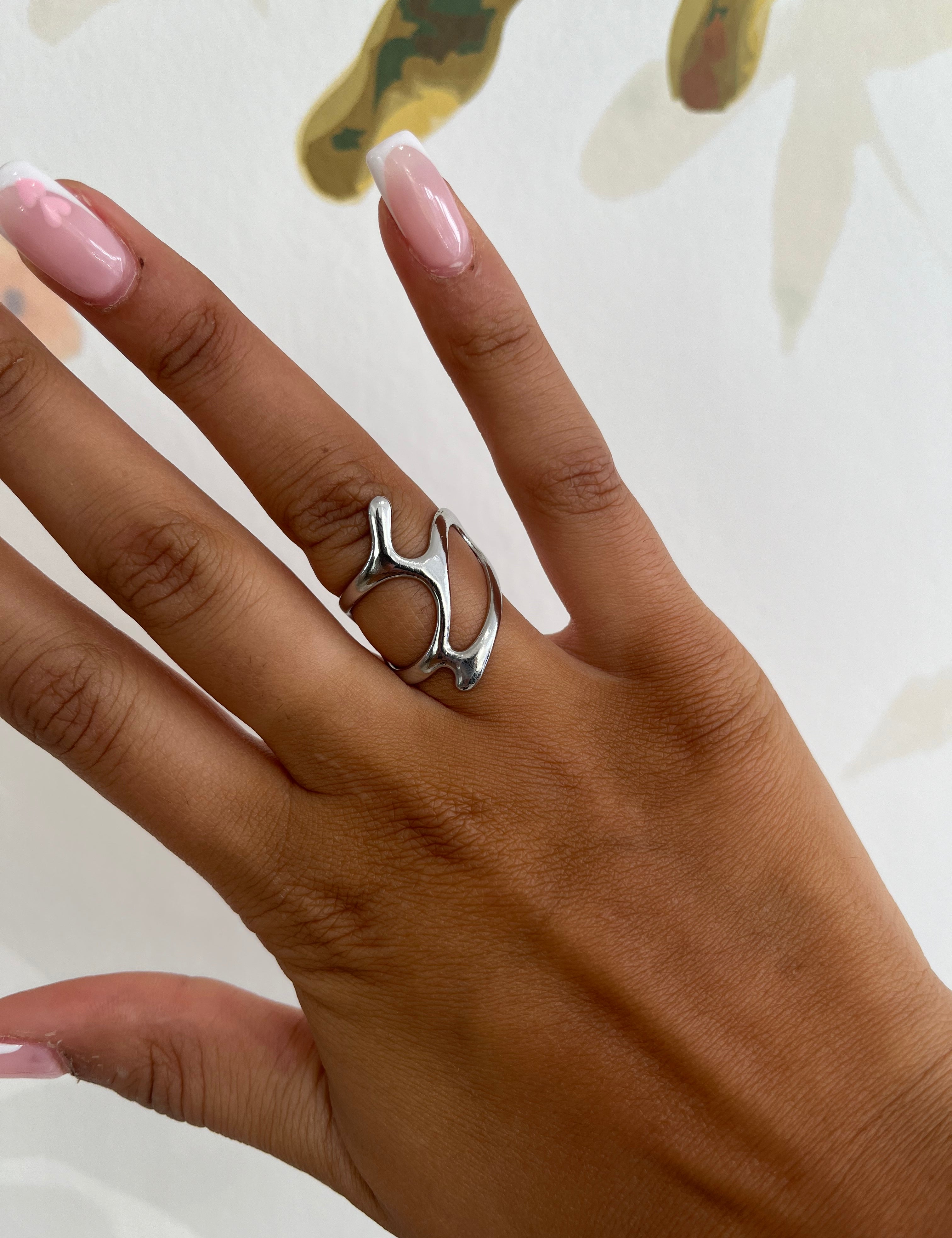 Bague ajustable Surréaliste argentée en acier inoxydable portée à la main - Ordiajade
