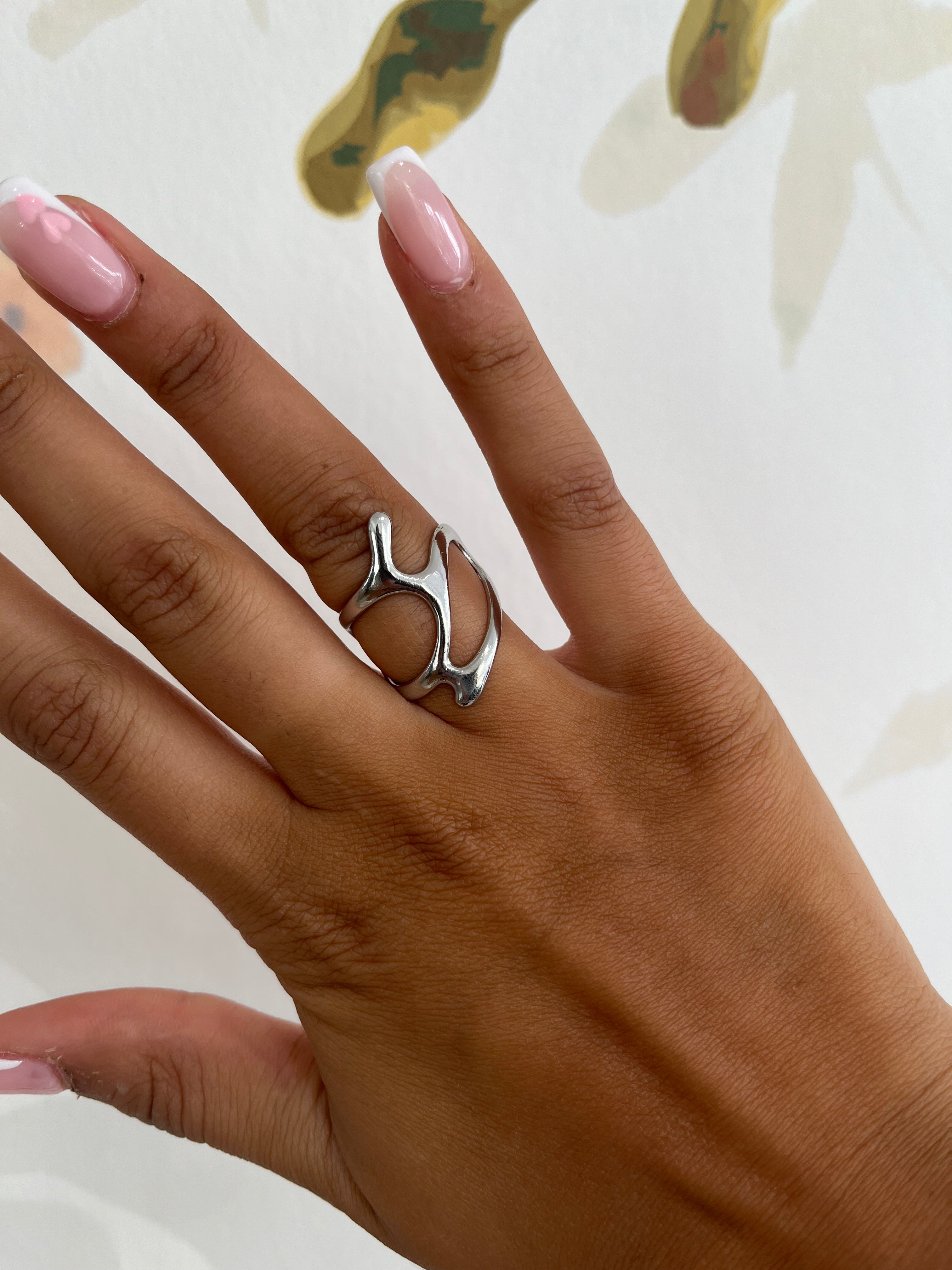 Bague ajustable Surréaliste argentée en acier inoxydable portée à la main - Ordiajade