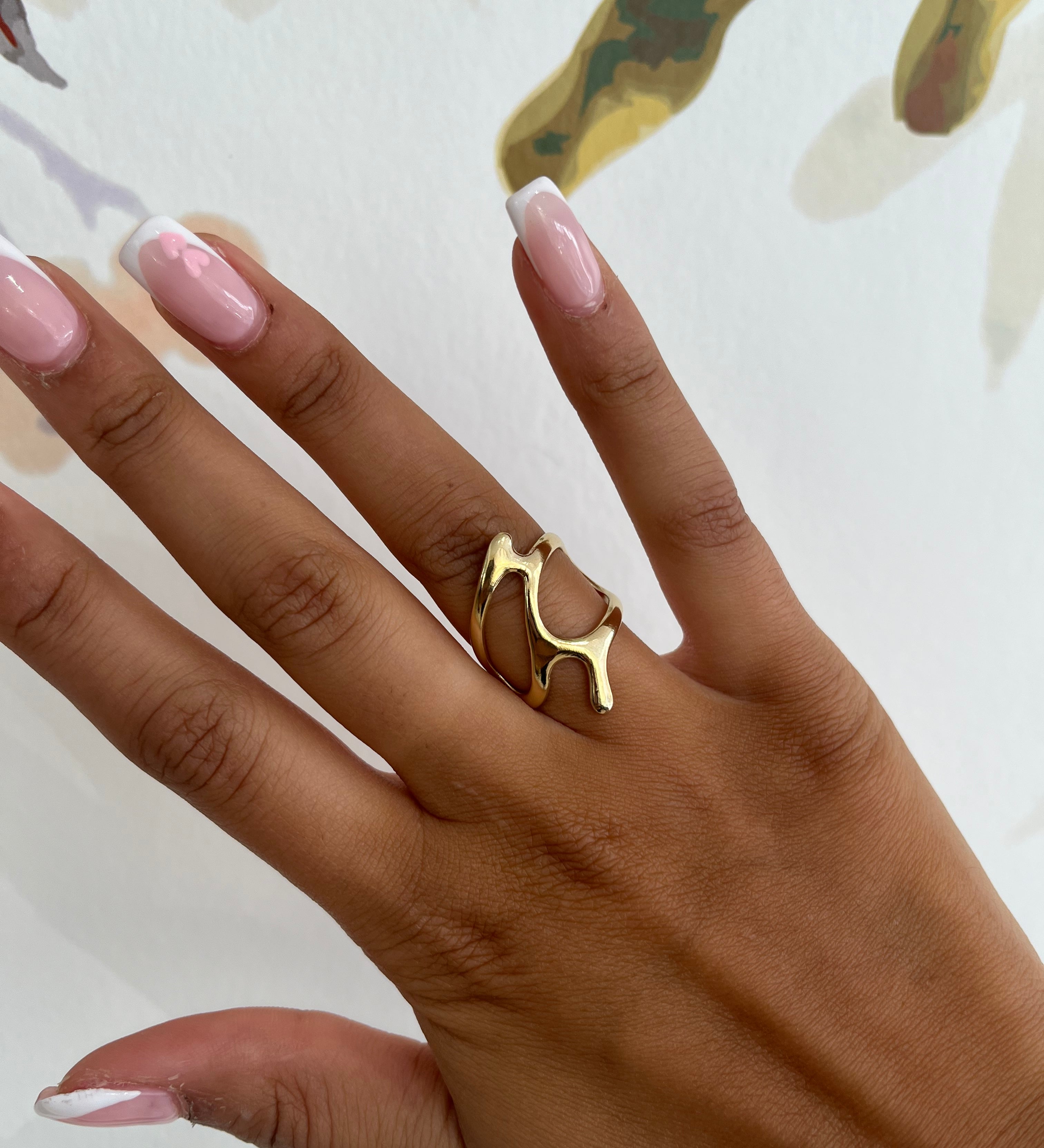 Bague ajustable Surréaliste dorée au design graphique portée à la main - Ordiajade