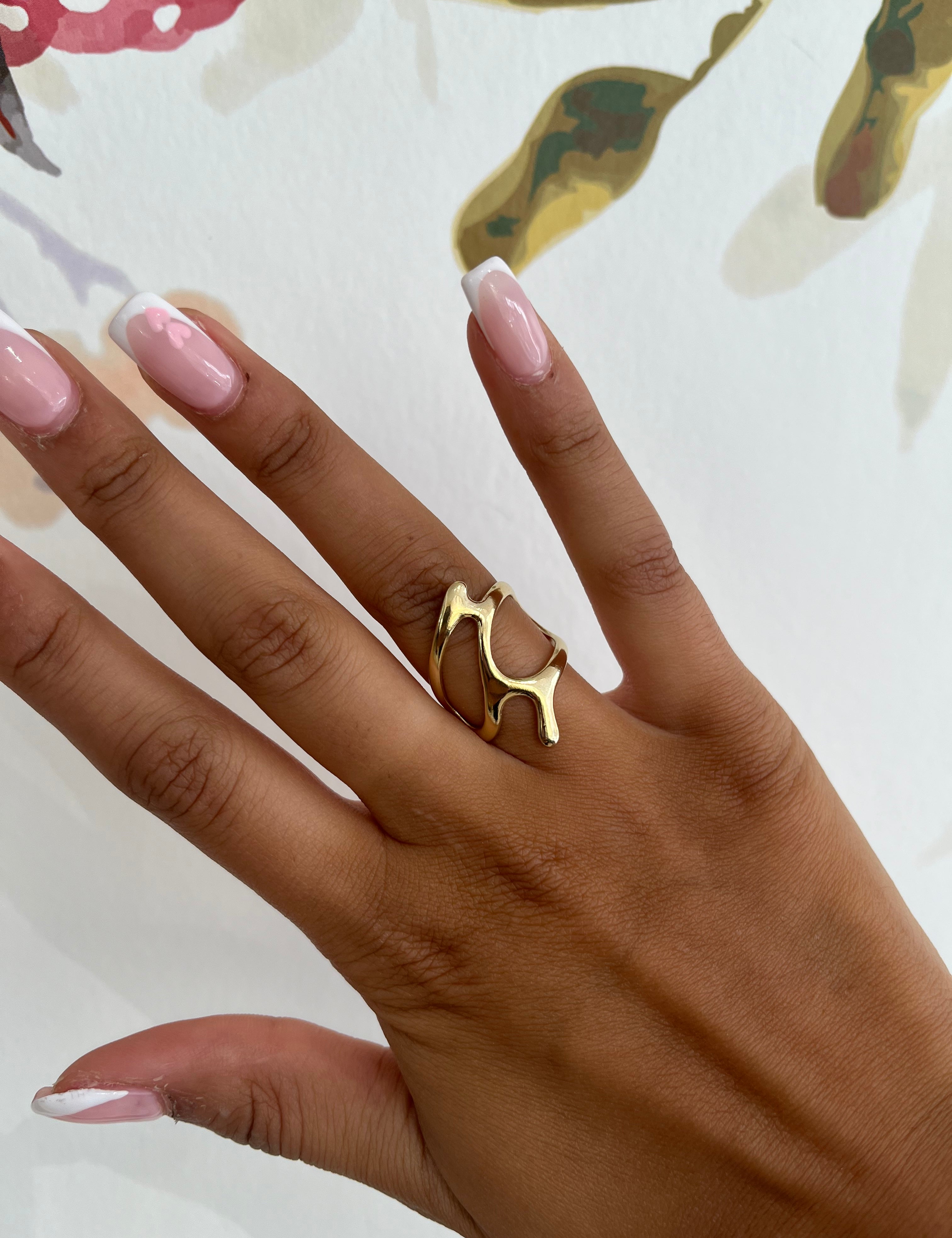 Bague ajustable Surréaliste dorée au design graphique portée à la main - Ordiajade