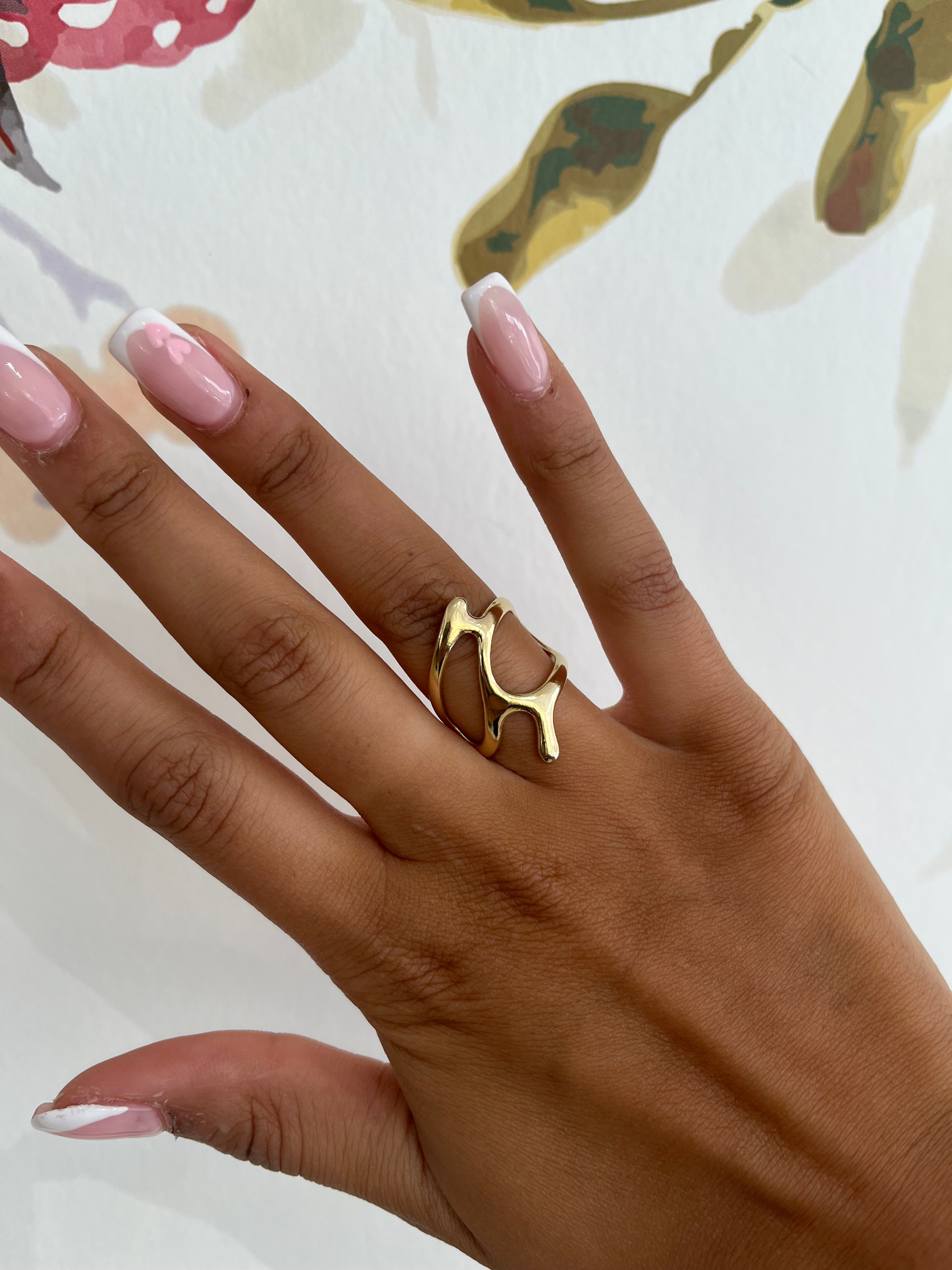 Bague ajustable Surréaliste dorée au design graphique portée à la main - Ordiajade
