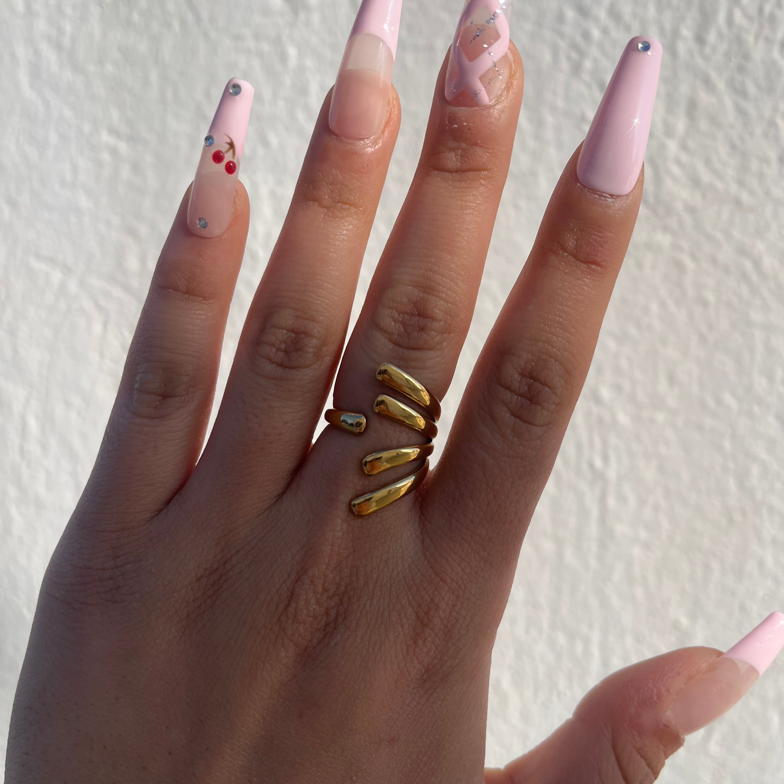 Bague ajustable en acier inoxydable doré Ordiajade, design ondulé moderne portée sur la main.