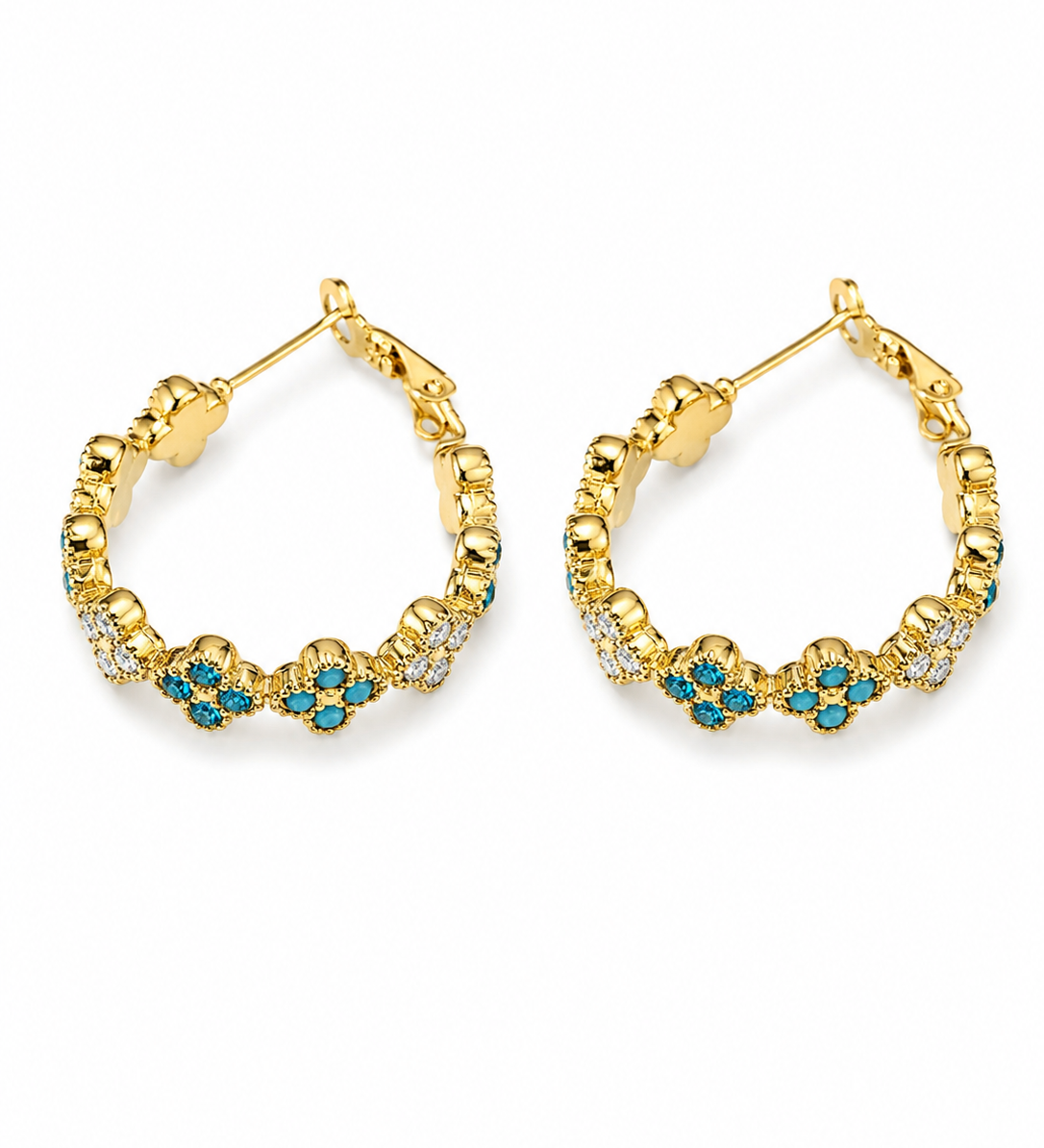 "Gros plan boucles d'oreilles Blue, créoles dorées minimalistes pour femme"