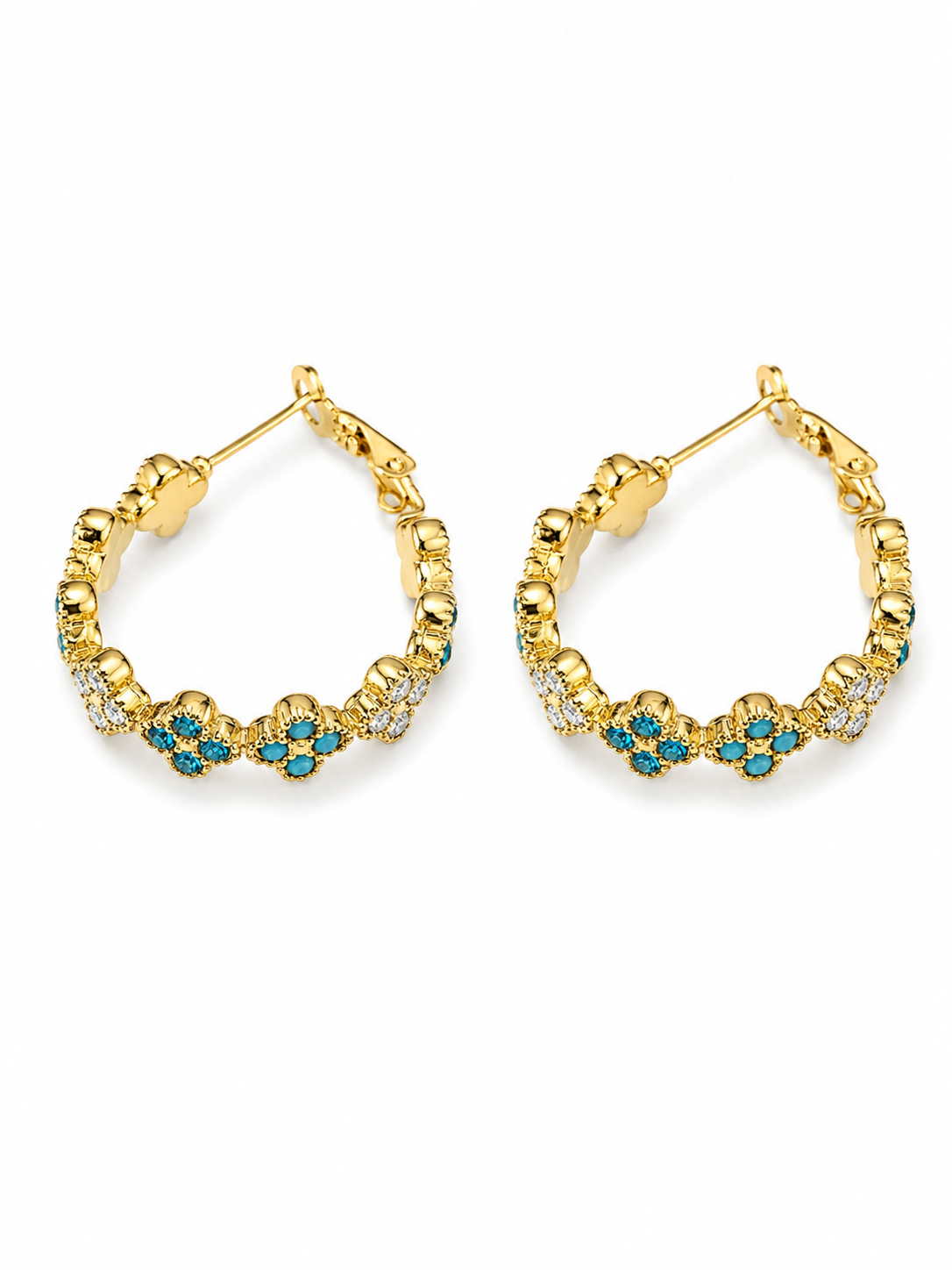 "Gros plan boucles d'oreilles Blue, créoles dorées minimalistes pour femme"