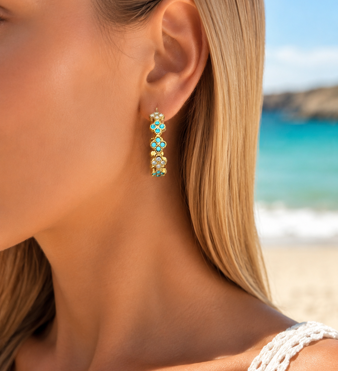Boucles d'oreilles créoles Blue portées, bijou en acier inoxydable doré femme