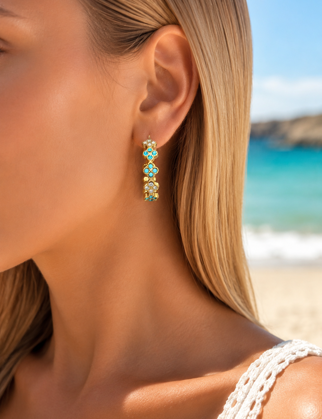 Boucles d'oreilles créoles Blue portées, bijou en acier inoxydable doré femme