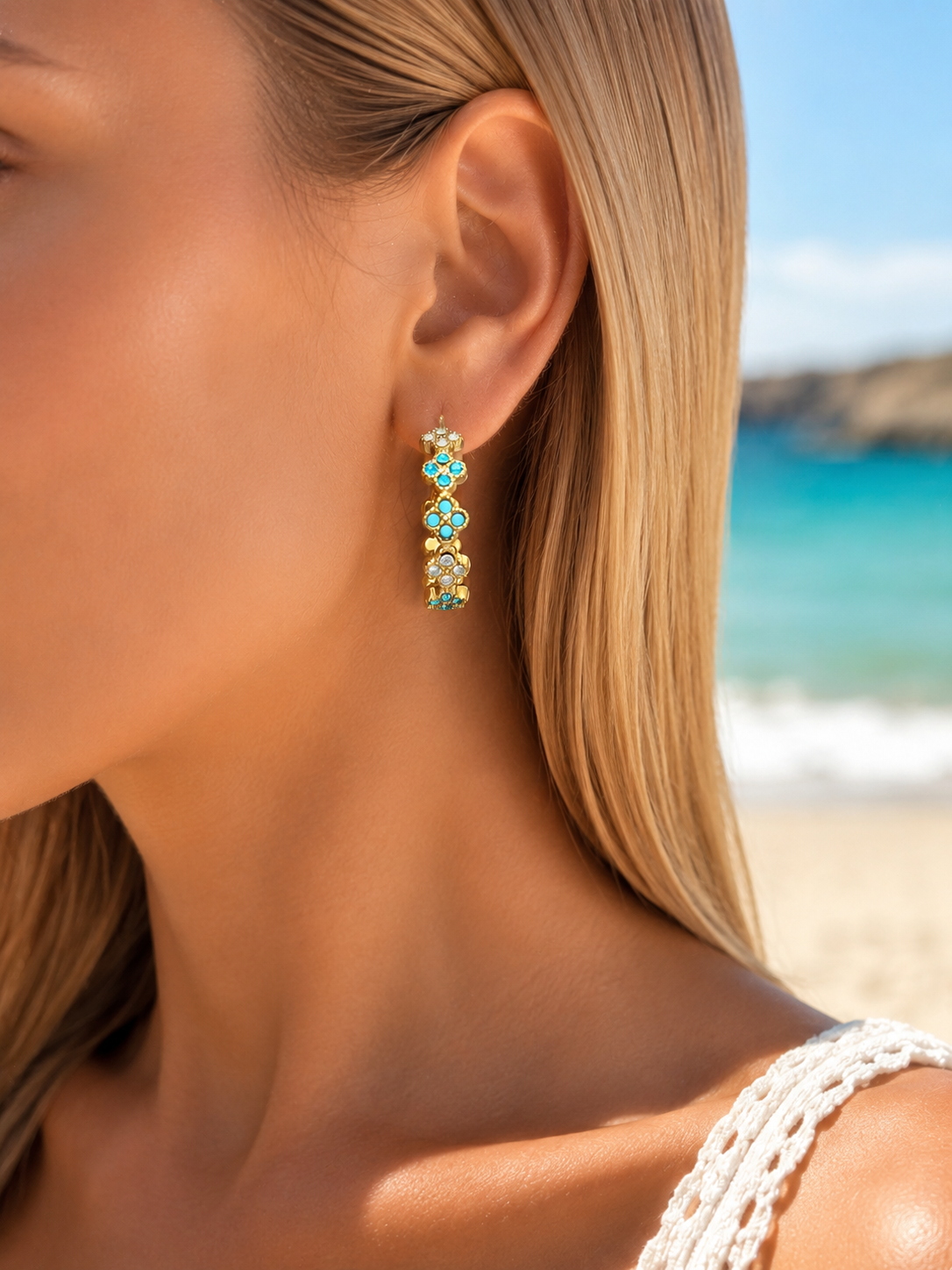 Boucles d'oreilles créoles Blue portées, bijou en acier inoxydable doré femme