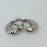 Boucles d'oreilles Callisto argenté en acier inoxydable au design épais et minimaliste.