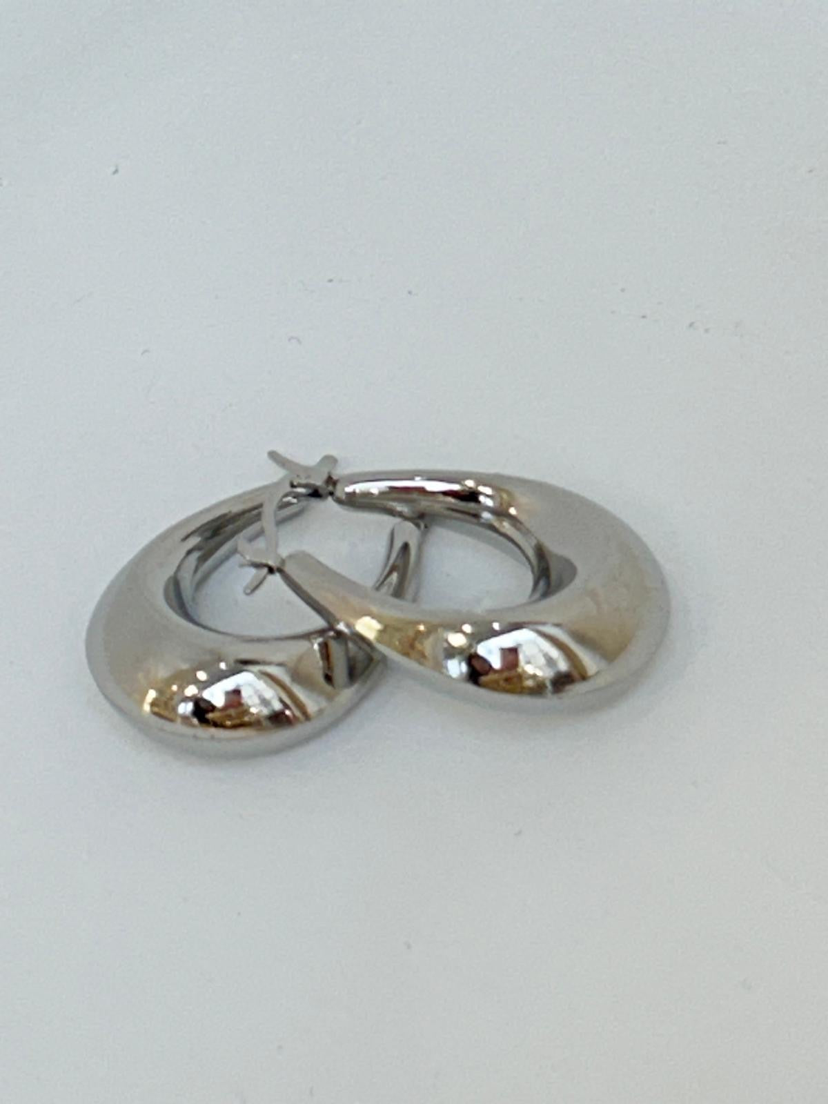 Boucles d'oreilles Callisto argenté en acier inoxydable au design épais et minimaliste.