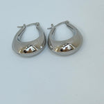 Boucles d'oreilles Callisto argenté en acier inoxydable au design épais et minimaliste.