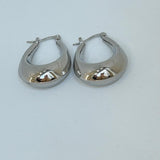 Boucles d'oreilles Callisto argenté en acier inoxydable au design épais et minimaliste.
