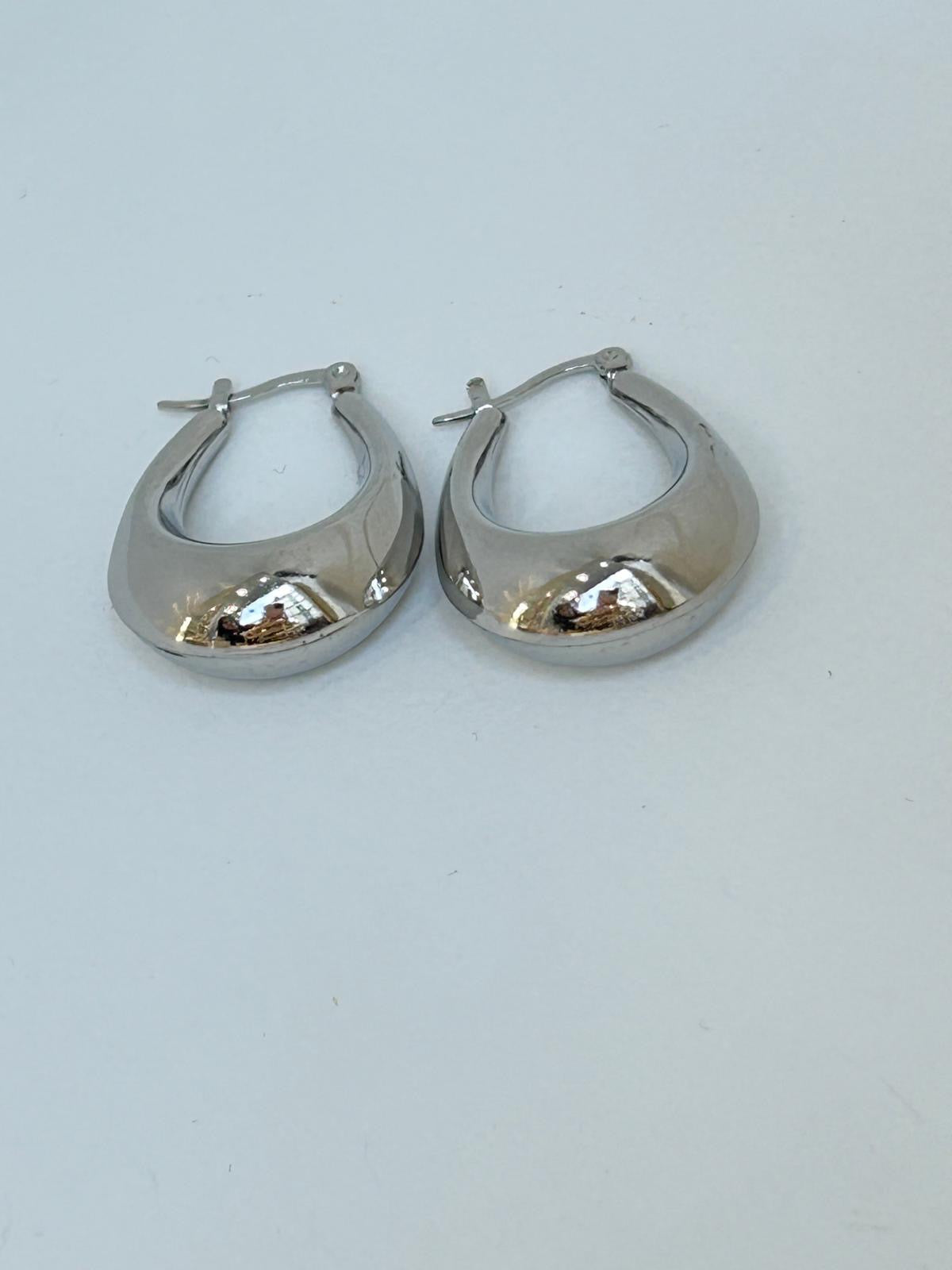Boucles d'oreilles Callisto argenté en acier inoxydable au design épais et minimaliste.