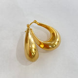 Boucles d'oreilles Callisto dorées en acier inoxydable au design épais posée