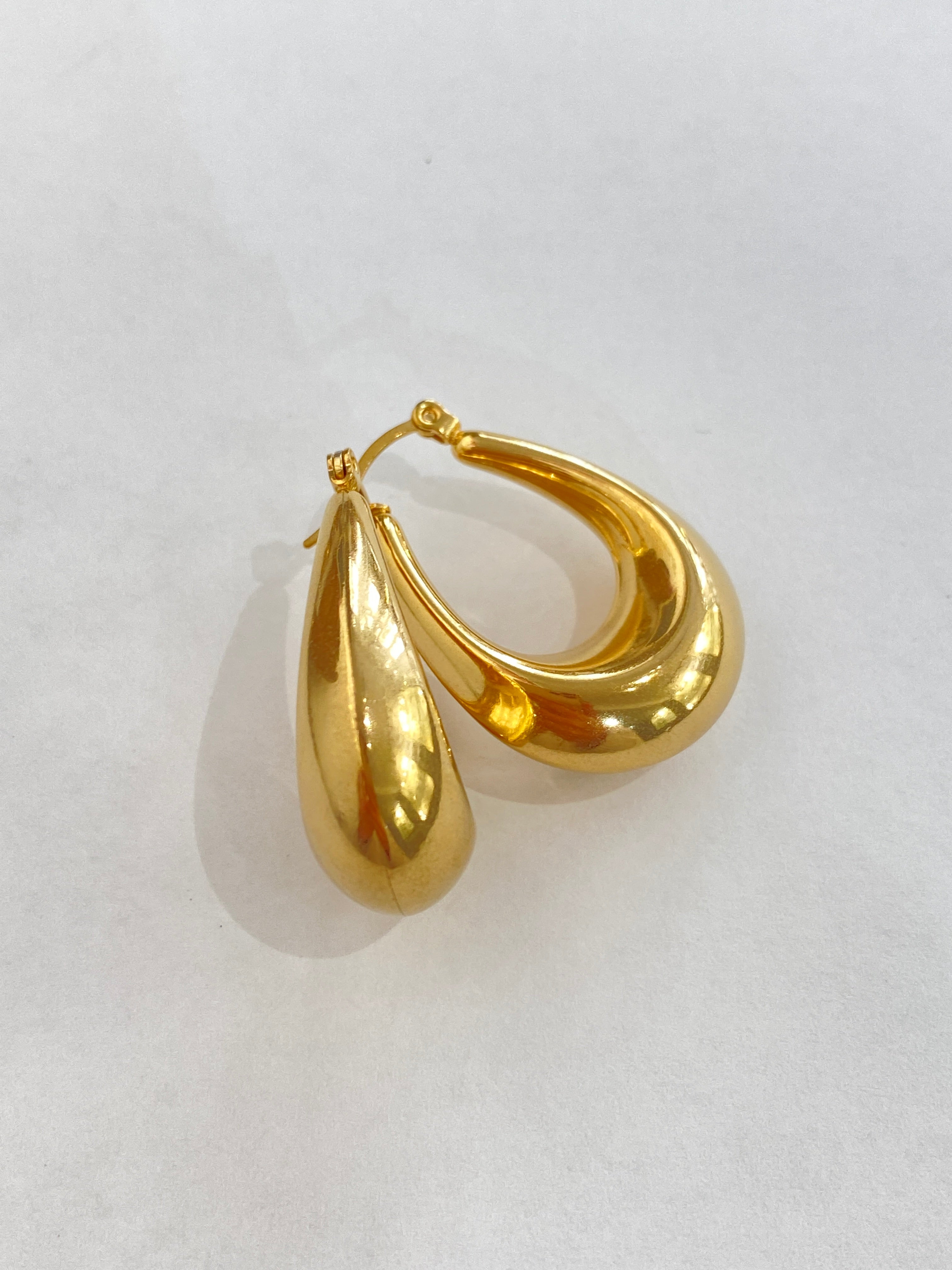 Boucles d'oreilles Callisto dorées en acier inoxydable au design épais posée