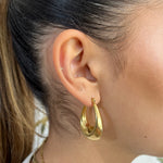 Boucles d'oreilles Callisto dorées en acier inoxydable au design épais et minimaliste.