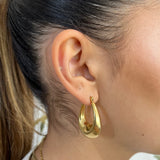 Boucles d'oreilles Callisto dorées en acier inoxydable au design épais et minimaliste.