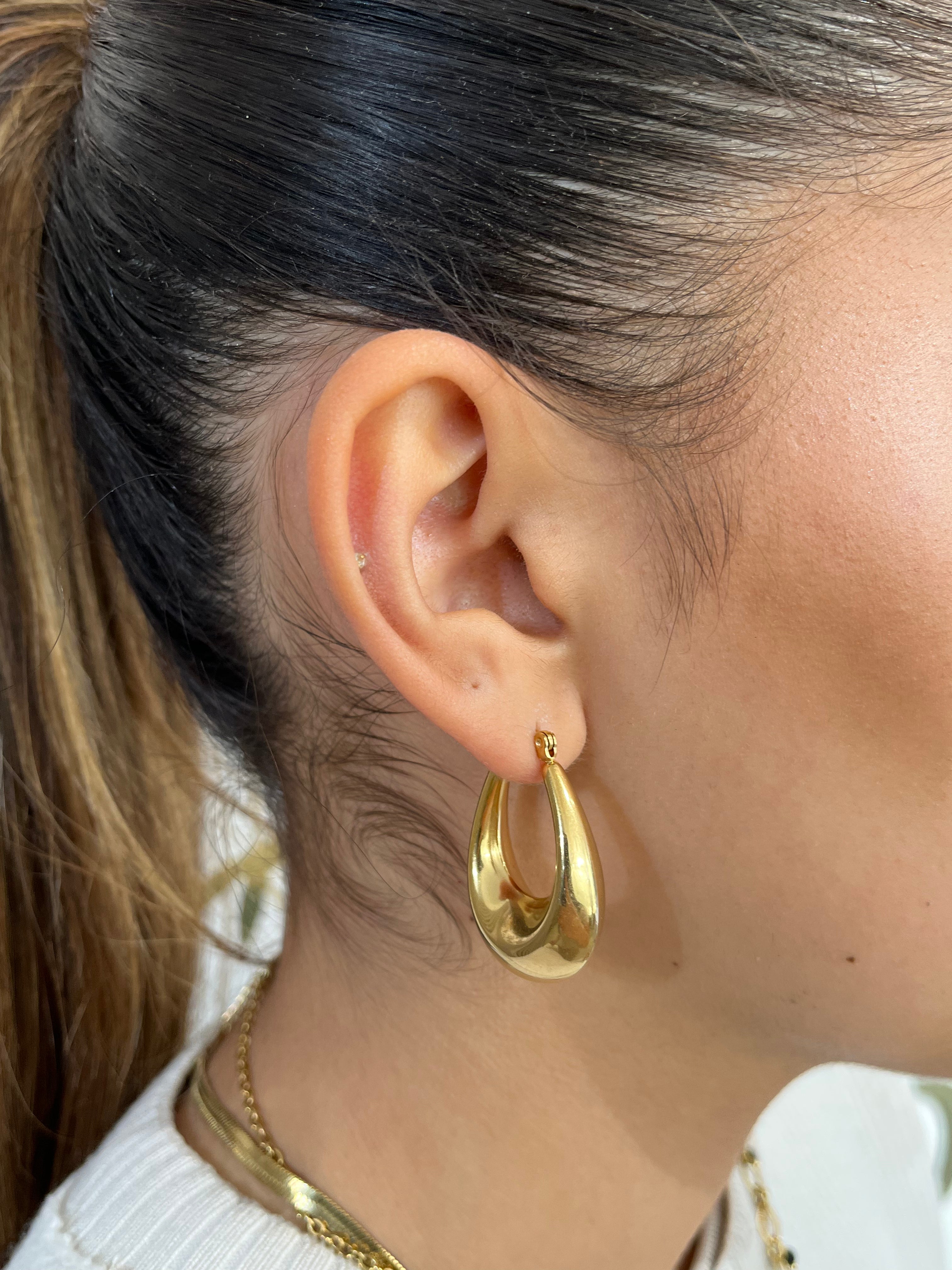 Boucles d'oreilles Callisto dorées en acier inoxydable au design épais et minimaliste.