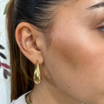 Boucles d'oreilles Callisto dorées en acier inoxydable au design épais et minimaliste.
