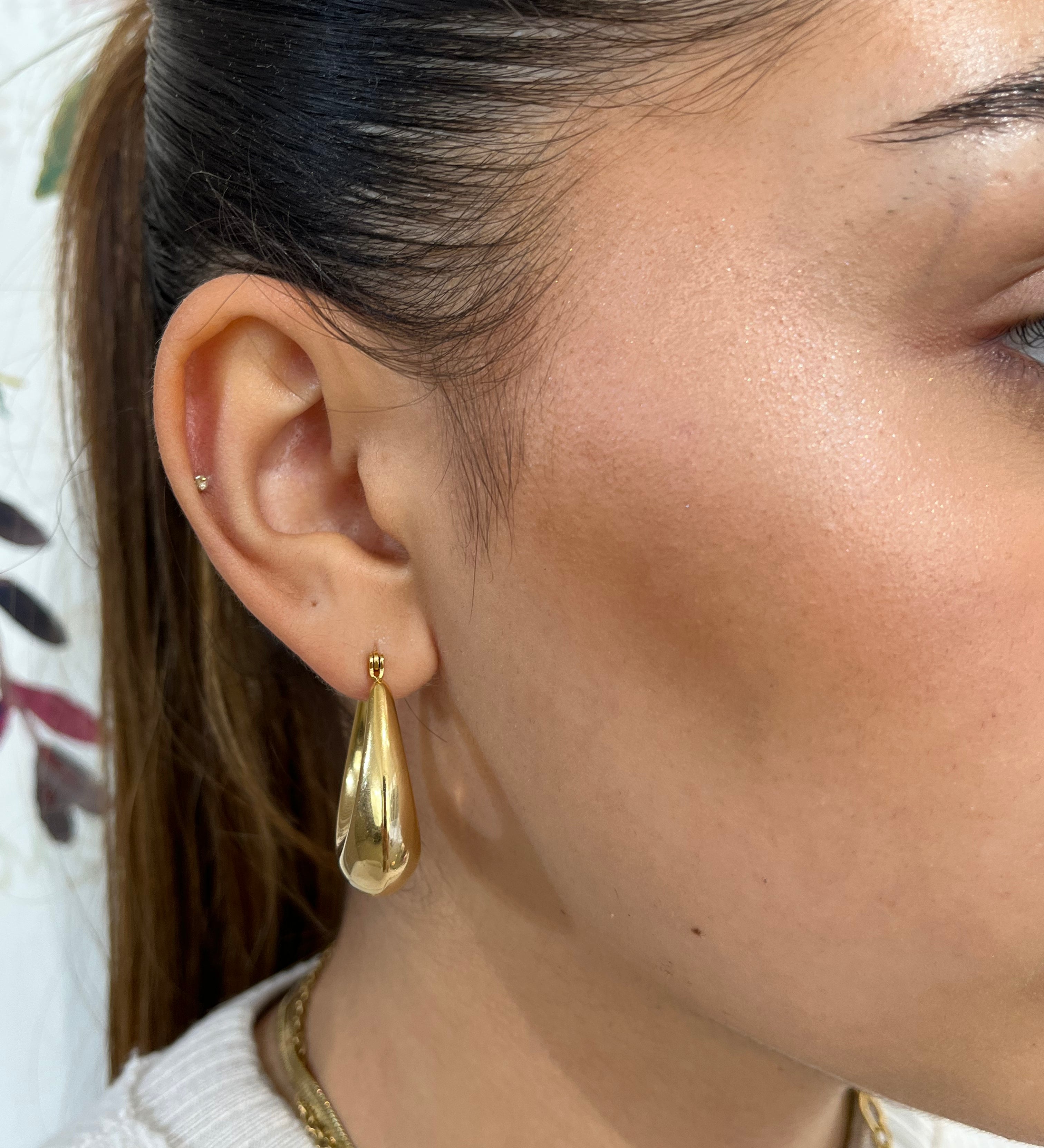 Boucles d'oreilles Callisto dorées en acier inoxydable au design épais et minimaliste.