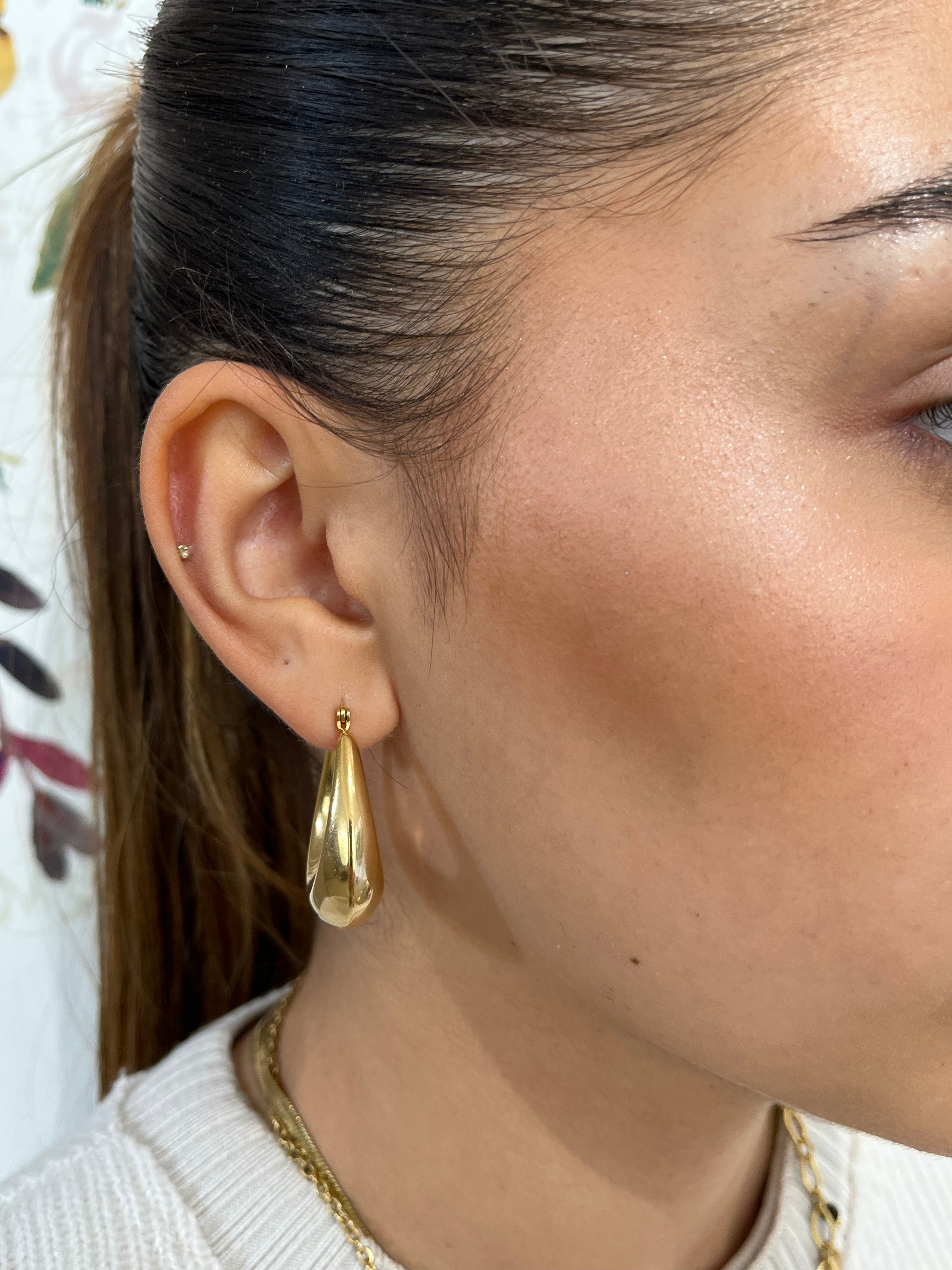 Boucles d'oreilles Callisto dorées en acier inoxydable au design épais et minimaliste.