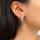 Boucle d'oreille demi-créole Adonis argentée en acier inoxydable pavée de strass portée de profil - Ordiajade