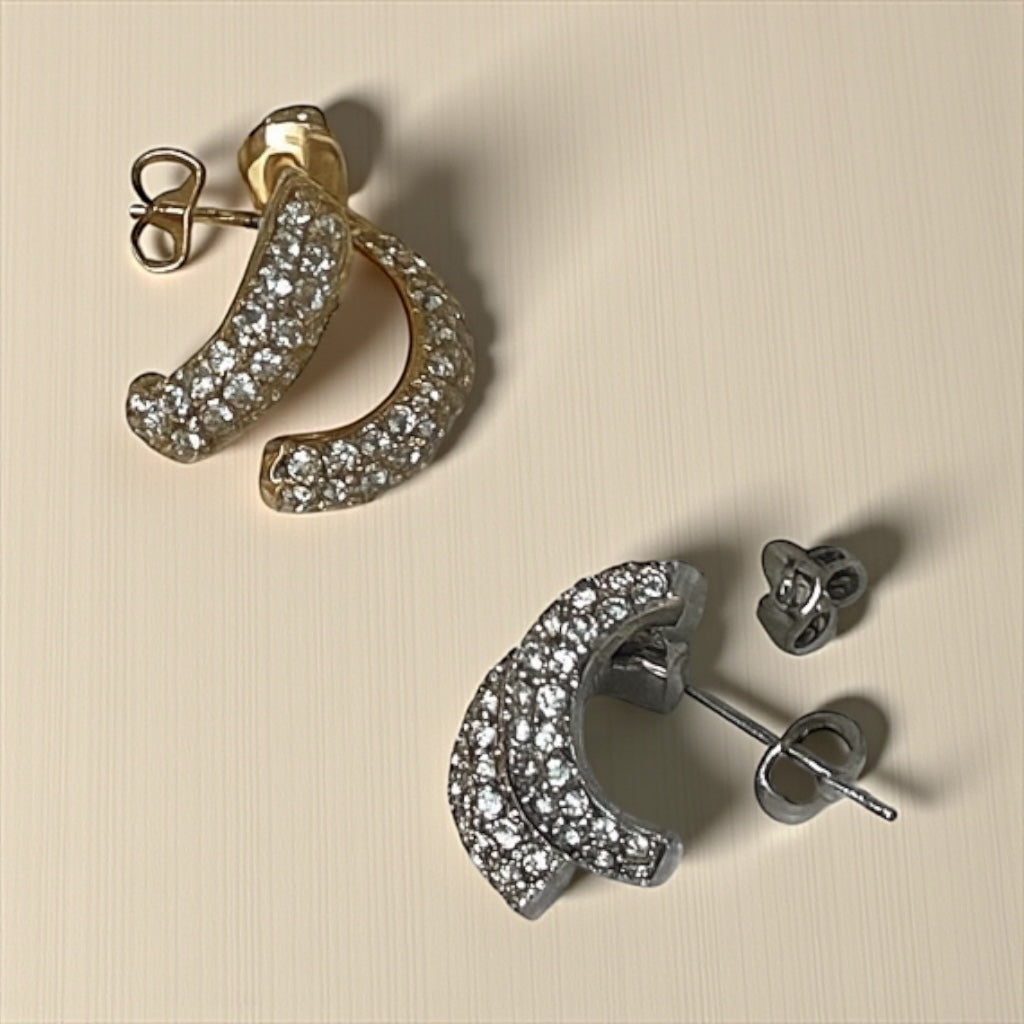 Paires de boucles d'oreilles demi-créoles Adonis dorées et argentées présentées à plat - Ordiajade