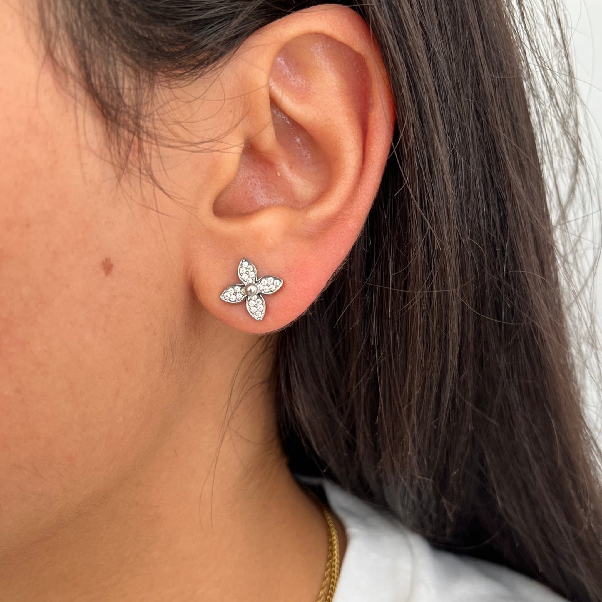 Boucles d'oreilles puces fleur Alissa argentées en acier inoxydable portées à l'oreille - Ordiajade
