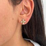 Gros plan des boucles d'oreilles clous Alissa dorées fleur en cristaux portées à l'oreille - Ordiajade