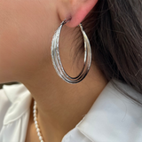Boucles d'oreilles Ama créoles multi-anneaux argentées en acier inoxydable portées - Ordiajade