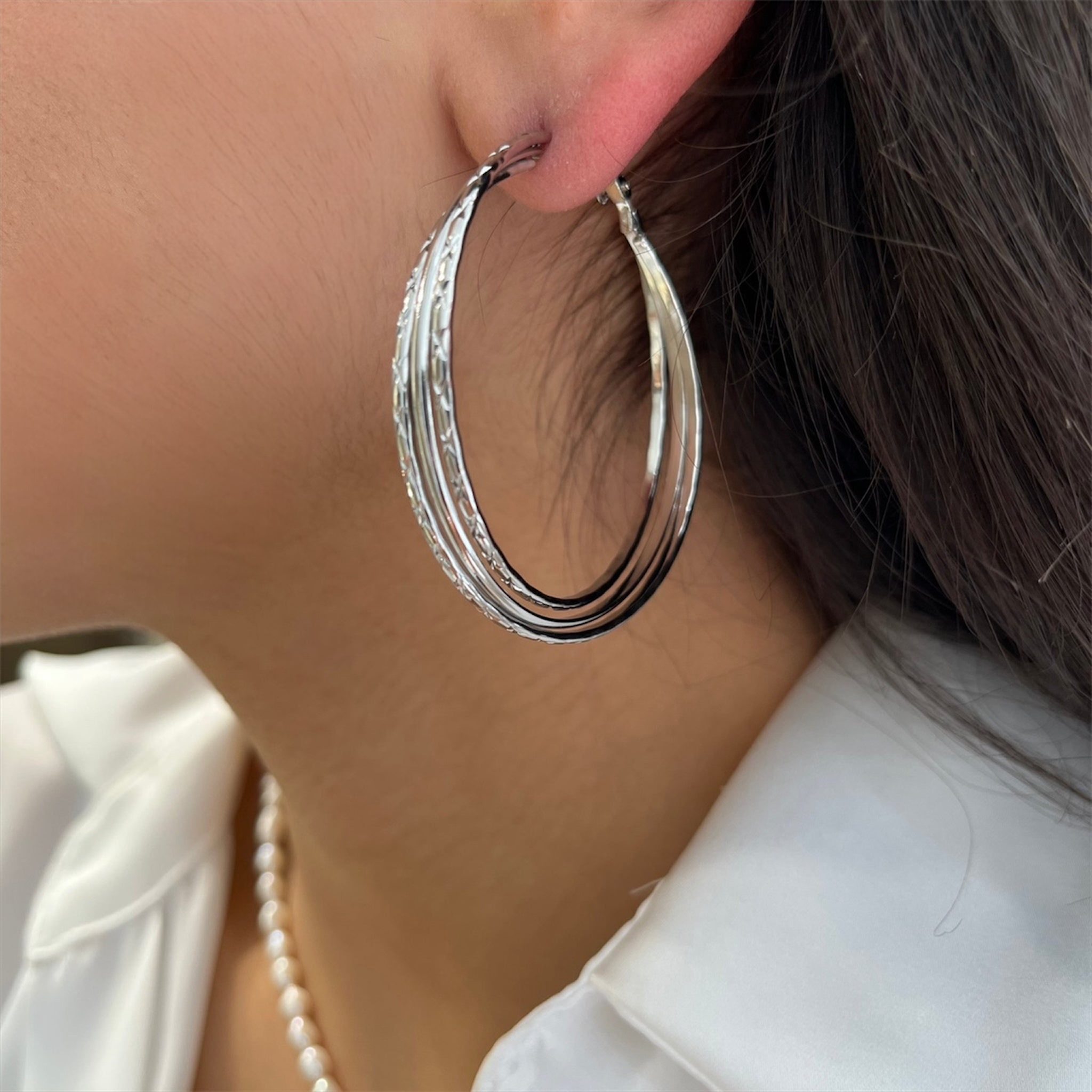 Boucles d'oreilles Ama créoles multi-anneaux argentées en acier inoxydable portées - Ordiajade