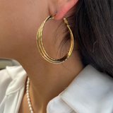 Boucles d'oreilles Ama créoles multi-anneaux dorées en acier inoxydable portées - Ordiajade