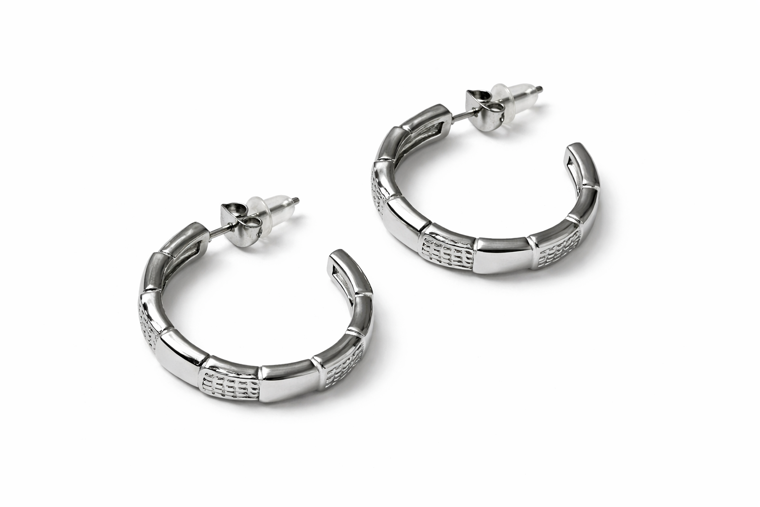 Gros plan sur les boucles d'oreilles créoles Mind texturées en acier inoxydable argenté - Ordiajade