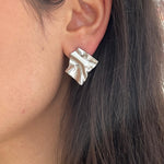 Boucles d'oreilles Feuille argentées en acier inoxydable à effet froissé portées - Ordiajade