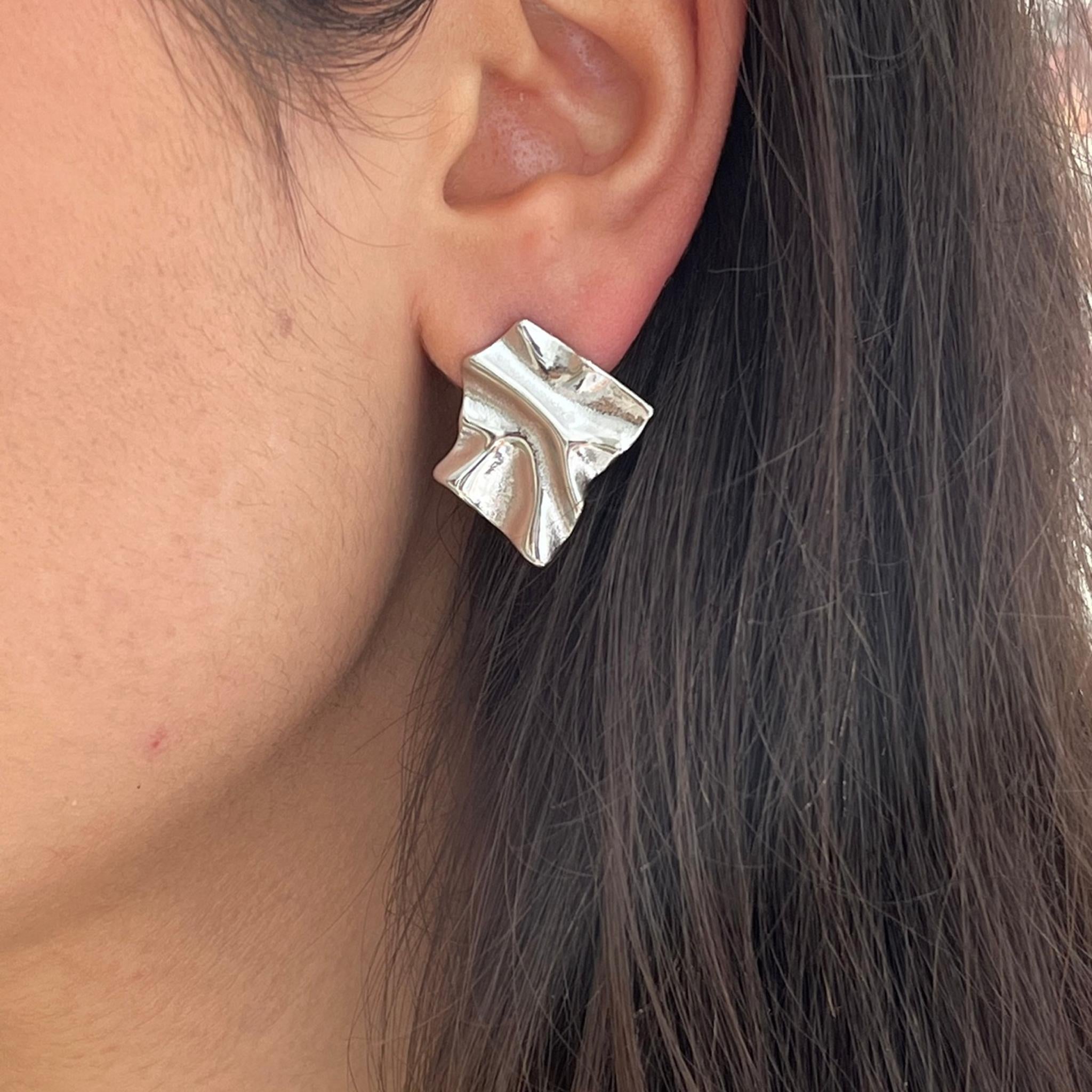 Boucles d'oreilles Feuille argentées en acier inoxydable à effet froissé portées - Ordiajade