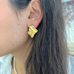 Boucles d'oreilles Feuille dorées en acier inoxydable à effet froissé portées - Ordiajade