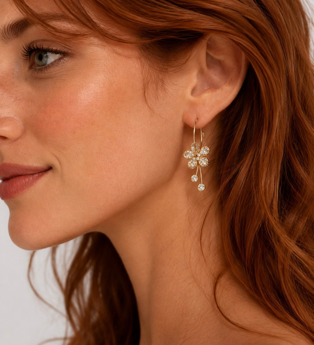 Boucles d'oreilles Fleurs dorées à strass portées par une femme, style élégant Ordiajade