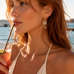 Boucles d'oreilles Fleurs design floral et scintillant portées en extérieur Ordiajade