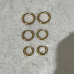 Mini créoles Gold White dorées en acier inoxydable pavées de cristaux portées à l'oreille - Ordiajade