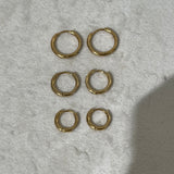 Mini créoles Gold White dorées en acier inoxydable pavées de cristaux portées à l'oreille - Ordiajade