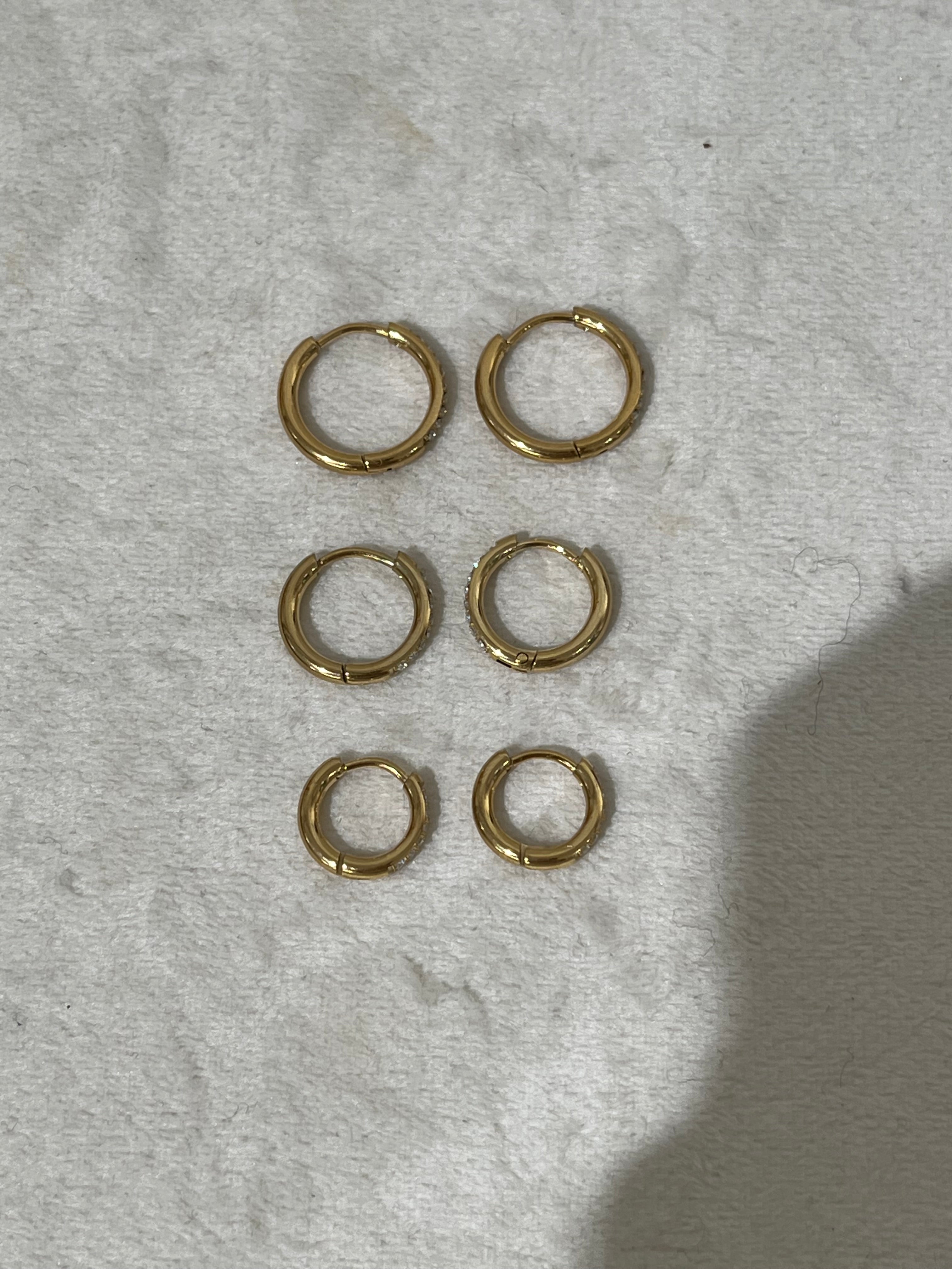 Mini créoles Gold White dorées en acier inoxydable pavées de cristaux portées à l'oreille - Ordiajade