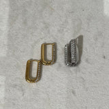Paires de boucles d'oreilles créoles rectangulaires Hestia dorées et argentées présentées à plat - Ordiajade