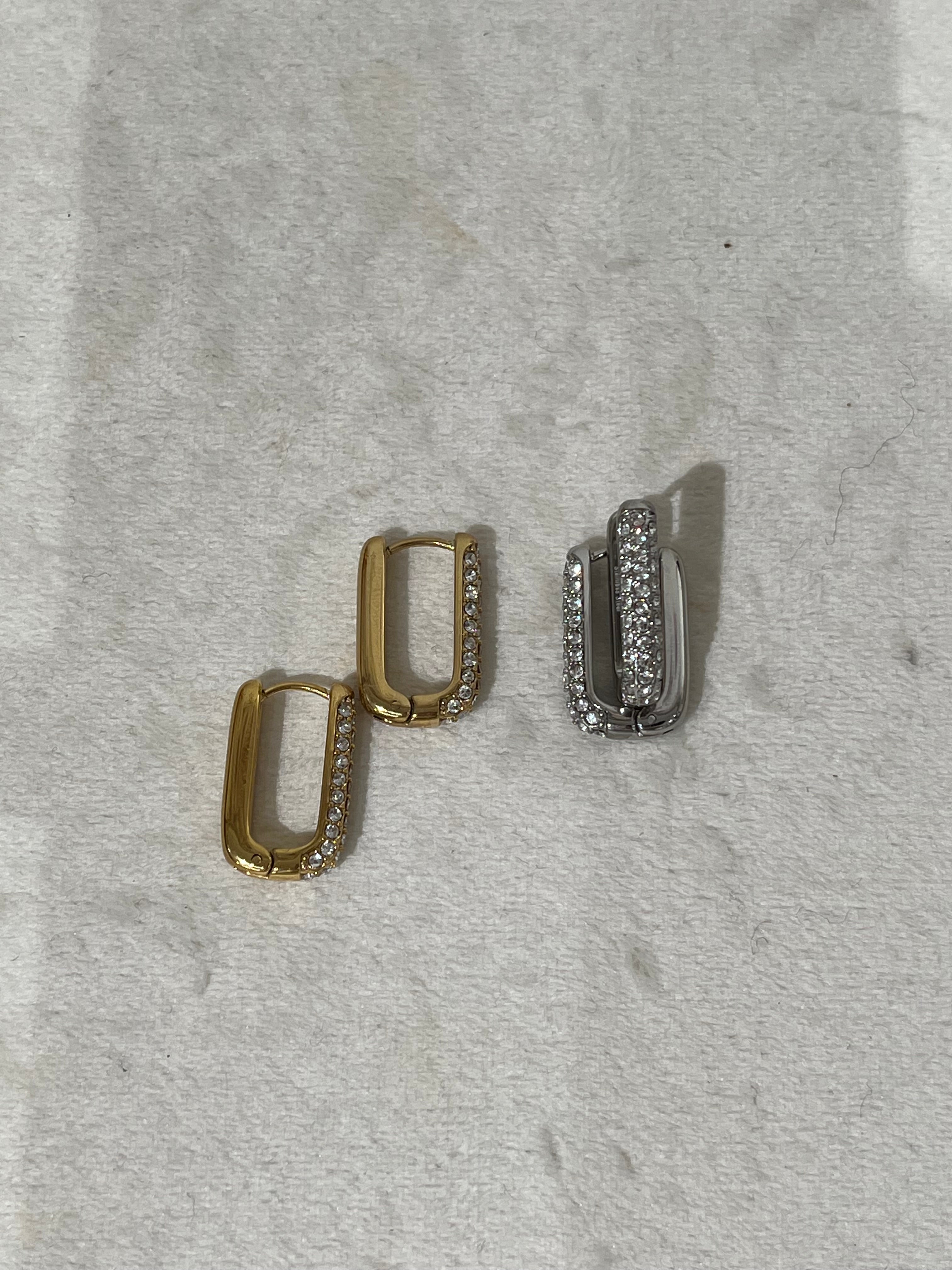 Paires de boucles d'oreilles créoles rectangulaires Hestia dorées et argentées présentées à plat - Ordiajade