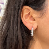Boucle d'oreille créole rectangulaire Hestia argentée en acier inoxydable portée de profil - Ordiajade