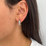 Boucles d'oreilles créoles Juliette argentées avec cristaux baguette portées de profil - Ordiajade