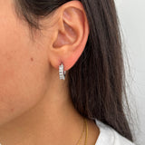 Boucles d'oreilles créoles Juliette argentées avec cristaux baguette portées de profil - Ordiajade